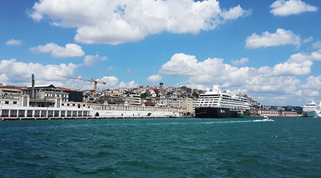 Лайнеру Astoria Grande удалось зайти в порт Стамбула в рамках другого маршрута