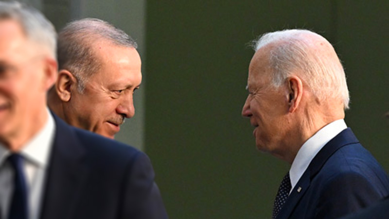 Hurriyet: Байден в ближайшие дни сам позвонит Эрдогану