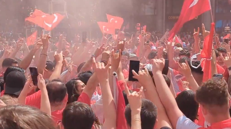 В Берлине остановлен марш турецких футбольных фанатов из-за националистического жеста