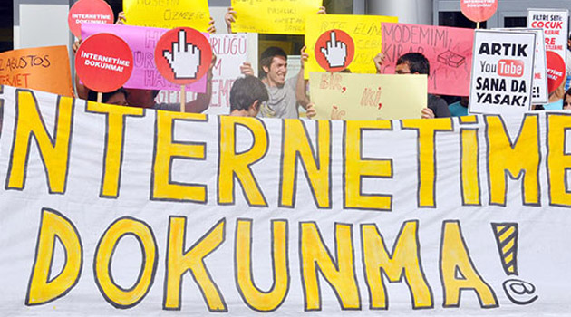 Демонстранты скандировали: «Руки прочь от интернета!»