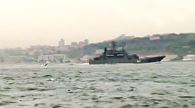 Турецкие силовики окружили российский боевой корабль в Босфоре