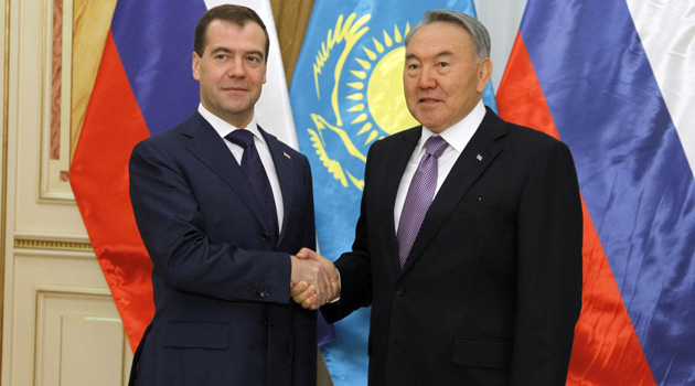 Назарбаев принял Медведева как равного