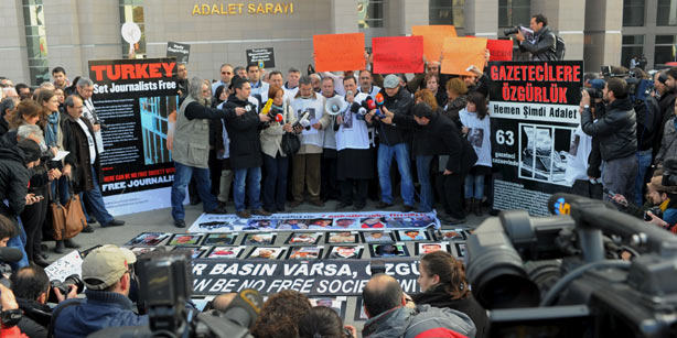 Турецкие журналисты предстали перед судом по делу об антиправительственном заговоре