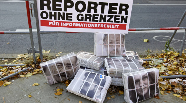 «Репортеры без границ» напомнили Турции об арестованных журналистах стопками газет