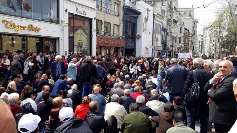Сторонники оппозиции проводят в Стамбуле митинг против продления режима ЧП