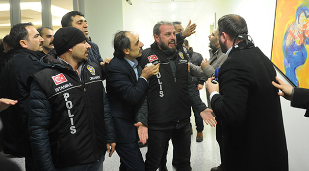 Полиция Турции обыскивает офис оппозиционной газеты Zaman