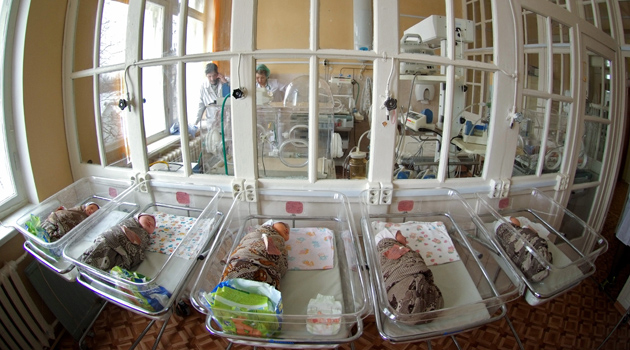 В России упала рождаемость: эксперты спорят о демографической яме