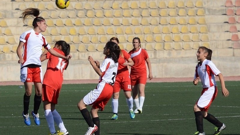 Турецкие футбольные фанаты начали кампанию за проведение женского турнира