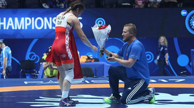 После победы на Чемпионате мира по борьбе турецкая спортсменка получила предложение руки и сердца