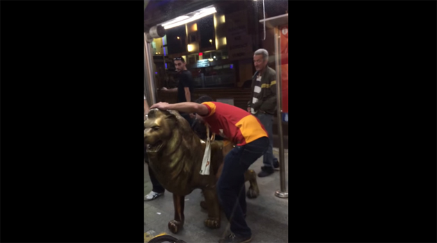 Фанаты «Галатасарая» украли статую льва