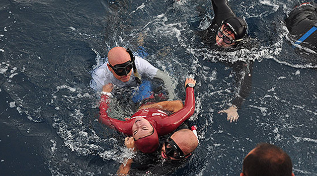 Турецкому фридайверу не удалась попытка нырнуть на глубину 100 м