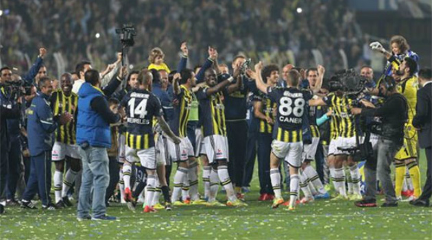 «Фенербахче» досрочно стал чемпионом Турции по футболу