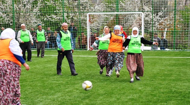 Футбольный матч бабушек против дедушек