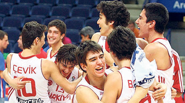 Юниорская сборная Турции по баскетболу стала чемпионом Европы