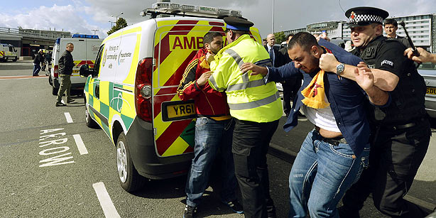 Перед матчем произошло столкновение болельщиков Галатасарая с британской полицией - ВИДЕО