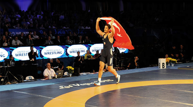 Турок Таха Акгюль стал чемпионом мира по борьбе в супертяжелом весе 