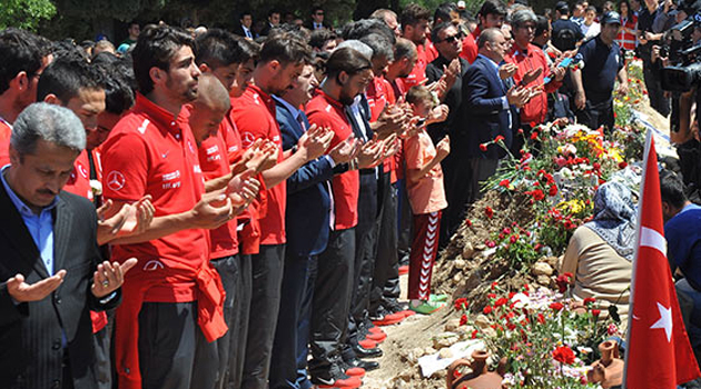 Турецкие футболисты посетили объятую горем Сому