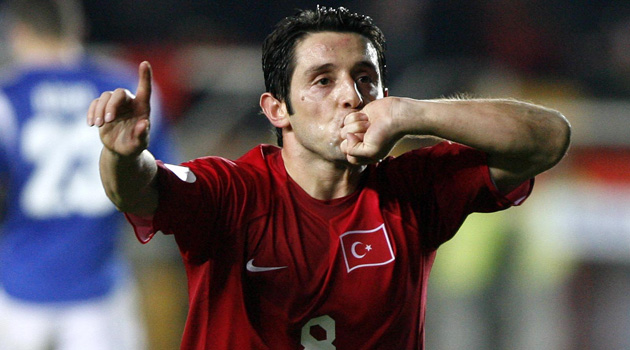 Турецкий футболист Нихат Кахведжи завершил карьеру 