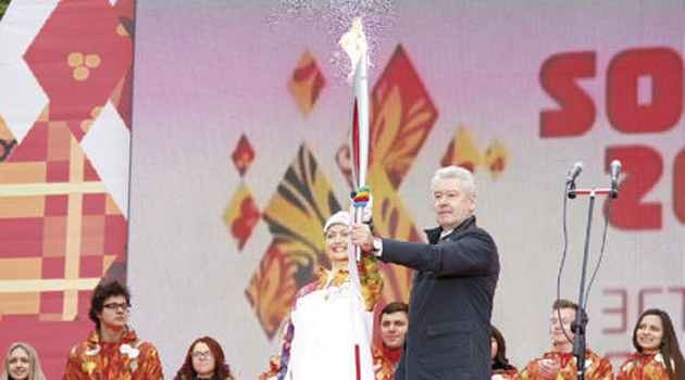 Москва, как и положено, первой в нашей стране встречала олимпийский огонь, прибывший к нам спецрейсом из греческой столицы