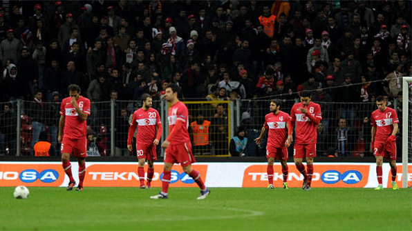 Сборная Турция по футболу почти попрощалась с Евро - 2012