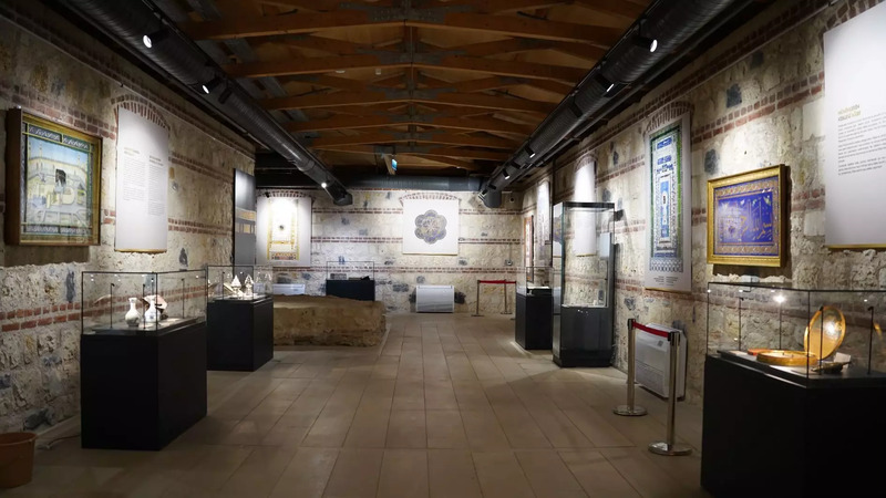 В библиотеке Рами в Стамбуле открылась бесплатная выставка «Священные реликвии»